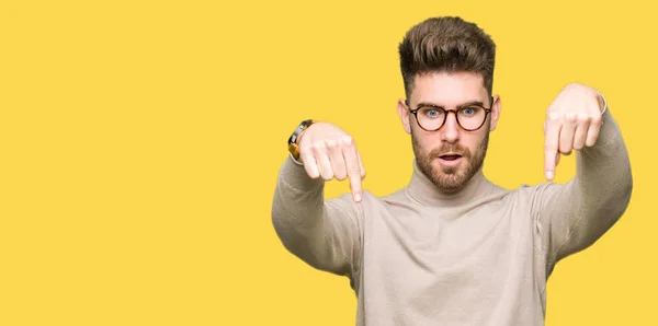 Joven Hombre Negocios Guapo Con Gafas Señalando Con Los Dedos —  Fotos de Stock