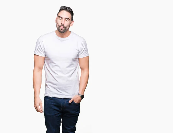 Hombre Joven Con Camiseta Blanca Casual Sobre Fondo Aislado Haciendo —  Fotos de Stock