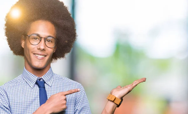 Unga Afroamerikanska Affärsman Med Afro Hår Glasögon Förvånade Och Ler — Stockfoto