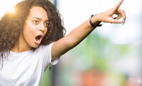 Mooi Meisje Met Krullend Haar Het Dragen Van Casual Wit — Stockfoto