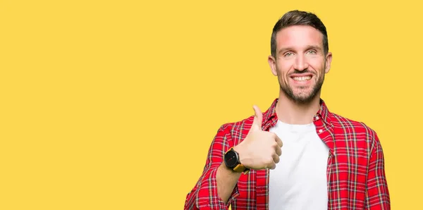 Gutaussehender Mann Lässigem Hemd Der Mit Der Hand Fröhlich Daumen — Stockfoto