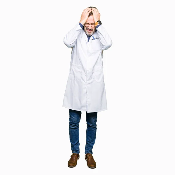 Terapeuta Meia Idade Vestindo Casaco Branco Sofrendo Dor Cabeça Desesperada — Fotografia de Stock