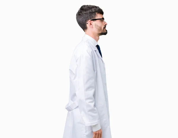 Giovane Scienziato Professionista Uomo Indossa Cappotto Bianco Sfondo Isolato Cercando — Foto Stock