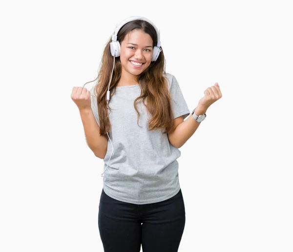 Jovem Bela Mulher Usando Fones Ouvido Ouvindo Música Sobre Fundo — Fotografia de Stock