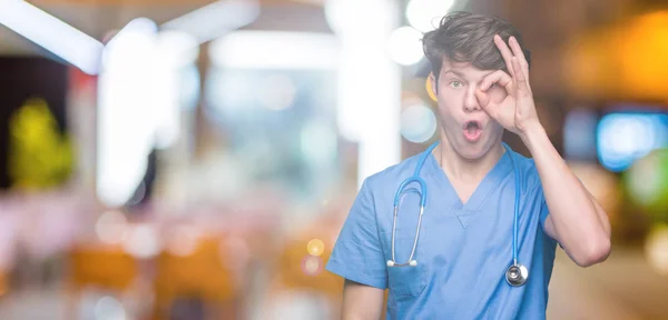 Junge Ärztin Arztuniform Über Isoliertem Hintergrund Die Geste Schockiert Mit — Stockfoto