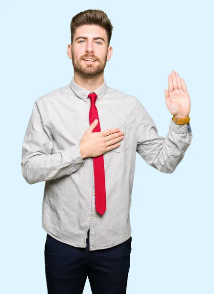 Joven Hombre Negocios Guapo Jurando Con Mano Pecho Palma Abierta — Foto de Stock