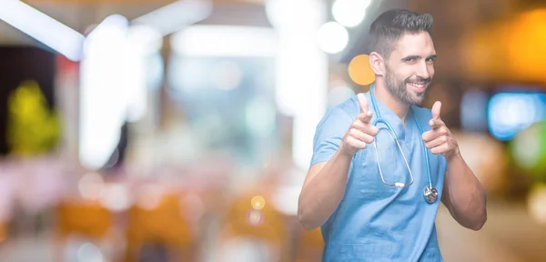 Guapo Joven Médico Cirujano Hombre Sobre Fondo Aislado Señalando Los — Foto de Stock