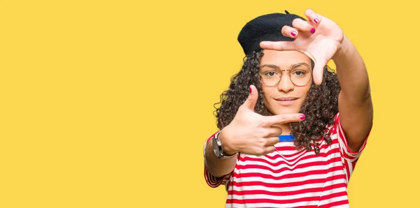 Young Beautiful Woman Curly Hair Wearing Glasses Fashion Beret Smiling — Stock Photo, Image