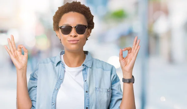 Mooie Jonge African American Vrouw Dragen Zonnebril Geïsoleerde Achtergrond Ontspannen — Stockfoto