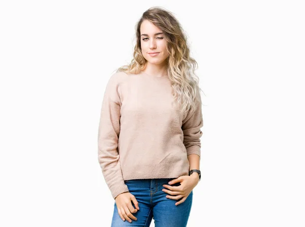 セクシーな表情 陽気で幸せな顔でカメラを見て 孤立した背景の上にセーターシャツを着て美しい若いブロンドの女性 — ストック写真
