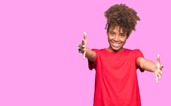 Hermosa Joven Afroamericana Sobre Fondo Aislado Mirando Cámara Sonriendo Con —  Fotos de Stock