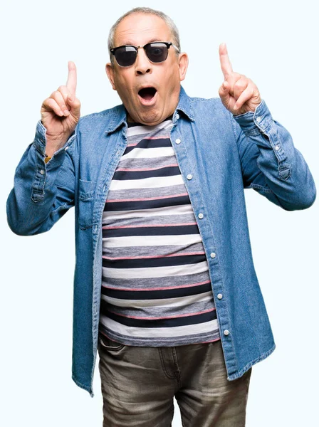 Knappe Senior Man Dragen Denim Jasje Zonnebril Verbaasd Verrast Opzoeken — Stockfoto