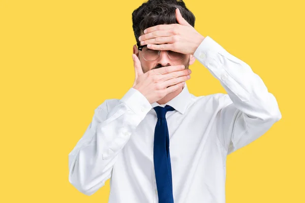 Joven Hombre Negocios Guapo Con Gafas Sobre Fondo Aislado Cubriendo —  Fotos de Stock