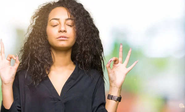 Joven Chica Hermosa Con Pelo Rizado Con Vestido Elegante Relajarse —  Fotos de Stock