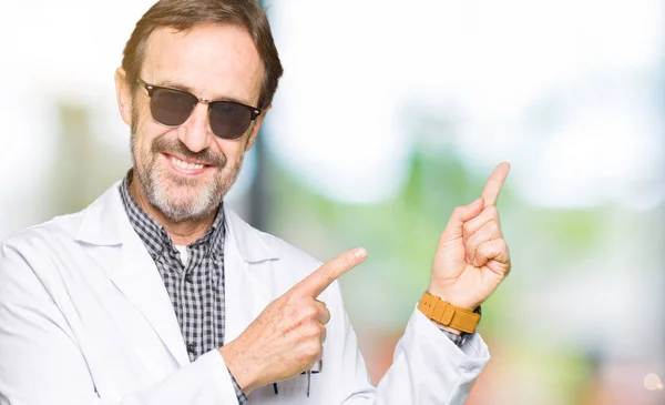 Bello Uomo Medico Mezza Età Che Indossa Occhiali Sole Sorridente — Foto Stock