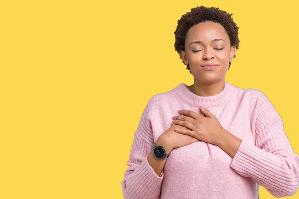 Hermosa Joven Afroamericana Sobre Fondo Aislado Sonriendo Con Las Manos — Foto de Stock