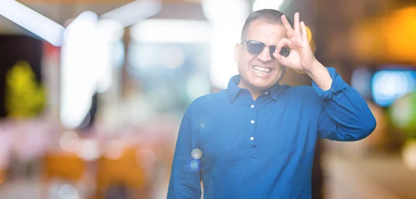 Orta Yaş Arap Adam Gülümsüyor Parmakları Ile Mutlu Yüz Üzerinden — Stok fotoğraf