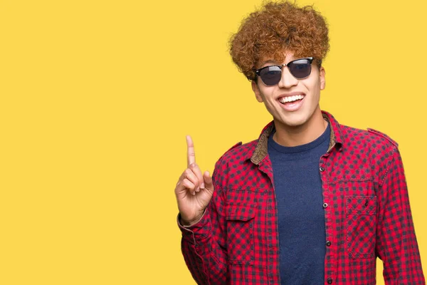 Junger Gutaussehender Mann Mit Afro Haaren Sonnenbrille Und Erhobenem Zeigefinger — Stockfoto