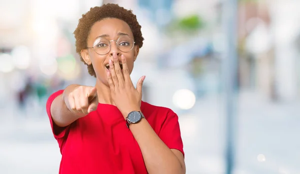 Piękna Młoda Kobieta African American Noszenie Okularów Białym Tle Tło — Zdjęcie stockowe