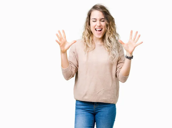 Mulher Loira Bonita Vestindo Camisola Sobre Fundo Isolado Celebrando Louco — Fotografia de Stock