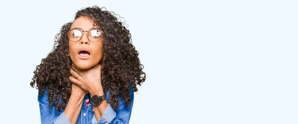 Young Beautiful Woman Curly Hair Wearing Glasses Shouting Suffocate Because — Stock Photo, Image