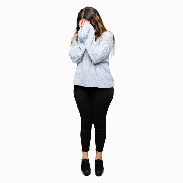 Młoda Kobieta Piękna Zima Swetrze Smutny Wyrażenie Obejmujące Twarz Rękami — Zdjęcie stockowe