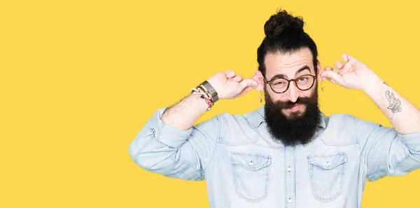 Joven Hipster Hombre Con Pelo Largo Barba Con Gafas Sonriente —  Fotos de Stock