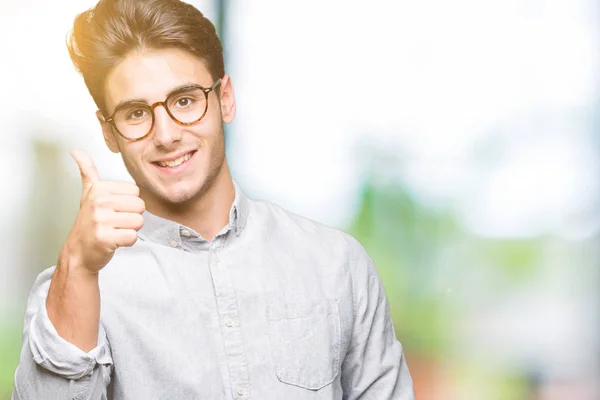 Jonge Knappe Man Dragen Van Bril Geïsoleerde Achtergrond Gelukkig Duimschroef — Stockfoto