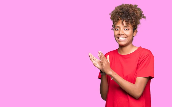 Hermosa Joven Afroamericana Sobre Fondo Aislado Aplaudiendo Aplaudiendo Felices Alegres —  Fotos de Stock