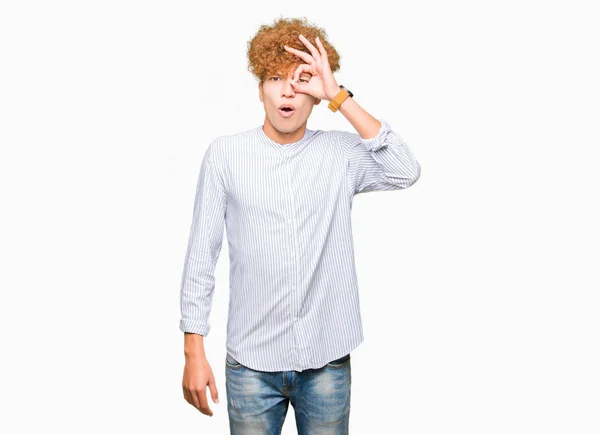 Jovem Homem Negócios Bonito Com Cabelo Afro Vestindo Camisa Elegante — Fotografia de Stock