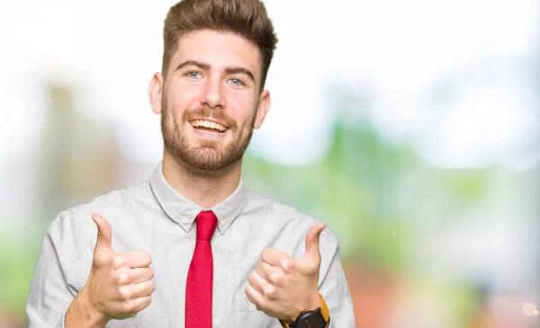 Giovane Uomo Affari Bello Segno Successo Facendo Gesto Positivo Con — Foto Stock