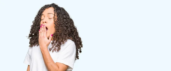 Giovane Bella Donna Con Capelli Ricci Con Indosso Bianco Shirt — Foto Stock