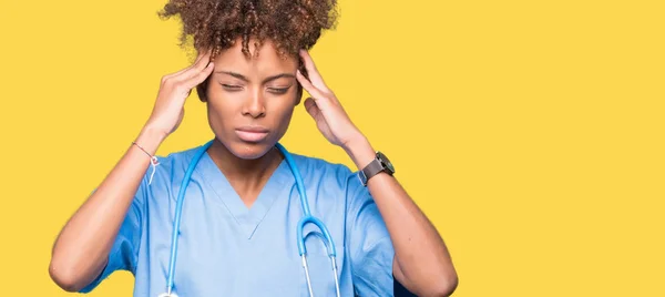 Mujer Joven Afroamericana Doctora Sobre Fondo Aislado Con Mano Cabeza — Foto de Stock