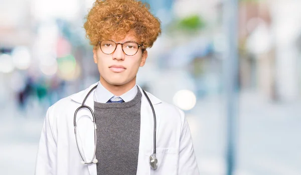 Junger Gutaussehender Arzt Medizinischem Mantel Entspannt Mit Ernstem Gesichtsausdruck Einfacher — Stockfoto