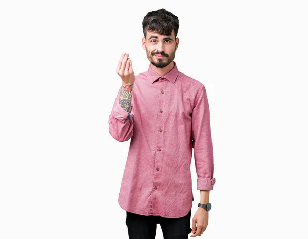 自信を持って式の手と指でジェスチャーを若いハンサムな男分離背景を行うイタリアの上身に着けているピンクのシャツ — ストック写真