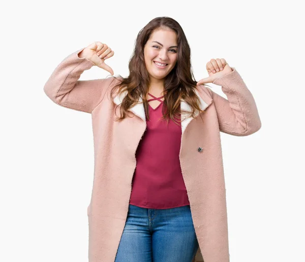 Artı Boyutu Genç Kadın Güzel Üzerinde Kış Palto Giyiyor Yüzünde — Stok fotoğraf