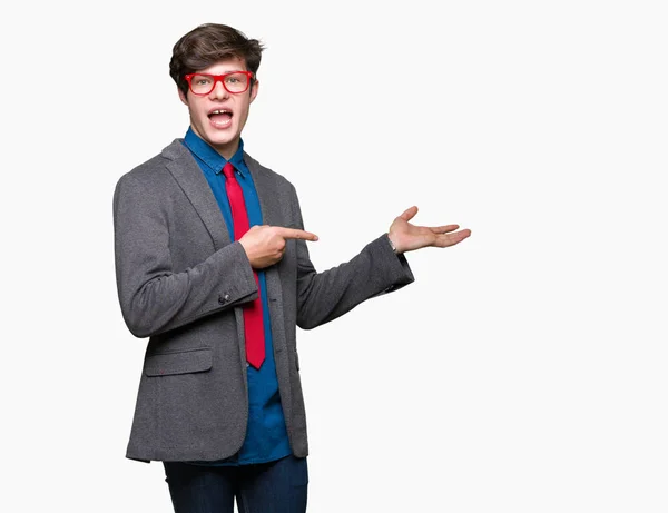 Νέοι Επαγγελματίες Όμορφος Άνθρωπος Φορώντας Κόκκινα Γυαλιά Πέρα Από Απομονωμένο — Φωτογραφία Αρχείου