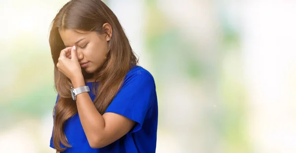 年轻美丽的黑发女人穿着蓝色 T恤在孤立的背景累揉鼻子和眼睛感到疲劳和头痛 压力和挫折的概念 — 图库照片