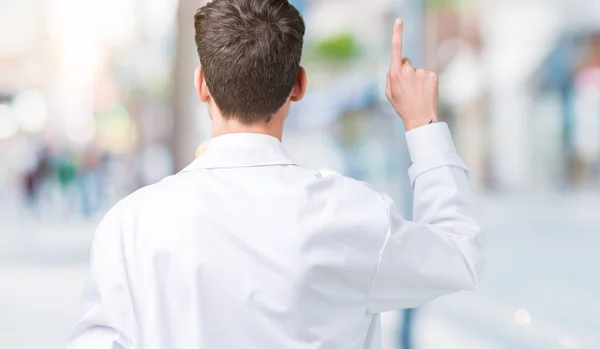 Giovane Scienziato Professionista Uomo Indossa Cappotto Bianco Sfondo Isolato Posa — Foto Stock