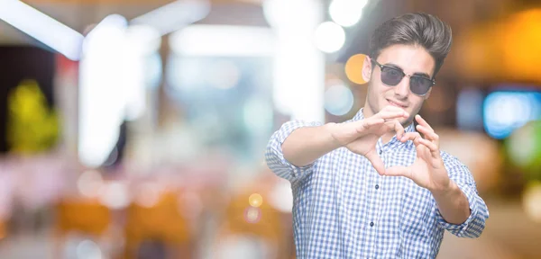 Joven Hombre Guapo Con Gafas Sol Sobre Fondo Aislado Sonriendo —  Fotos de Stock