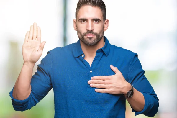 Jovem Homem Bonito Sobre Fundo Isolado Jurando Com Mão Peito — Fotografia de Stock