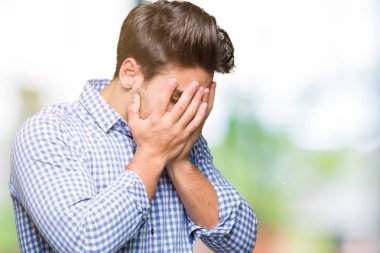 Yüzünü elleriyle ağlayarak süre kapsayan üzgün ifade ile izole arka plan üzerinde genç yakışıklı iş adamı. Depresyon kavramı.
