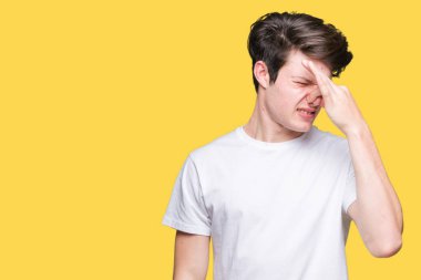 Casual beyaz t-shirt giyen bir şey pis ve iğrenç kokulu izole arka plan, dayanılmaz koku, holding nefes burun parmaklar ile yakışıklı delikanlı. Kötü kokuyor kavramı.