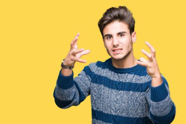 Genç yakışıklı adam arka plan boğazlamak istiyor eller öfke ile sinirli bağıran kızgın bağırıyor izole