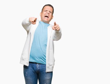 Orta yaş Arap adam giyen kazak izole üzerinde arka plan size işaret ve parmaklar, olumlu ve neşeli gülümseyen kamerayla