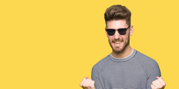 Homem Bonito Jovem Usando Óculos Sol Muito Feliz Animado Fazendo — Fotografia de Stock