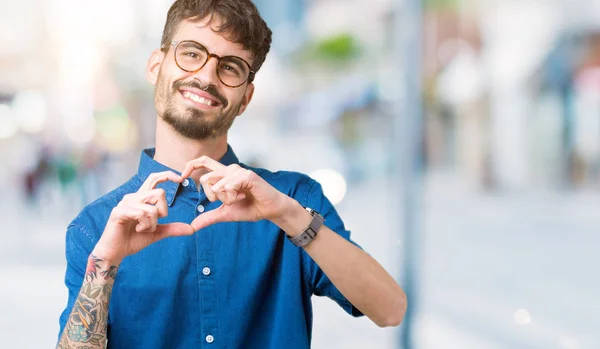 Ung Vacker Man Glasögon Över Isolerade Bakgrund Leende Kärlek Visar — Stockfoto