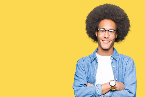 Unga Afroamerikanska Man Med Afrohår Som Bär Glasögon Glada Ansikte — Stockfoto