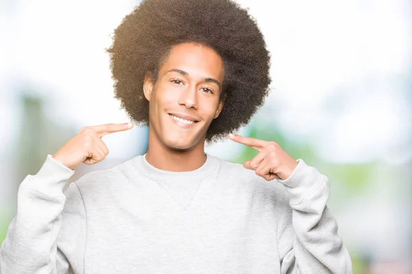 Unga Afroamerikanska Man Med Afro Hår Bär Sportig Sweatshirt Leende — Stockfoto