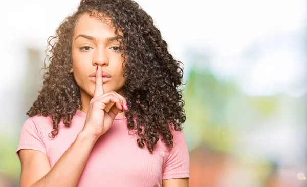 Jonge Mooie Vrouw Met Krullend Haar Dragen Roze Shirt Vragen — Stockfoto